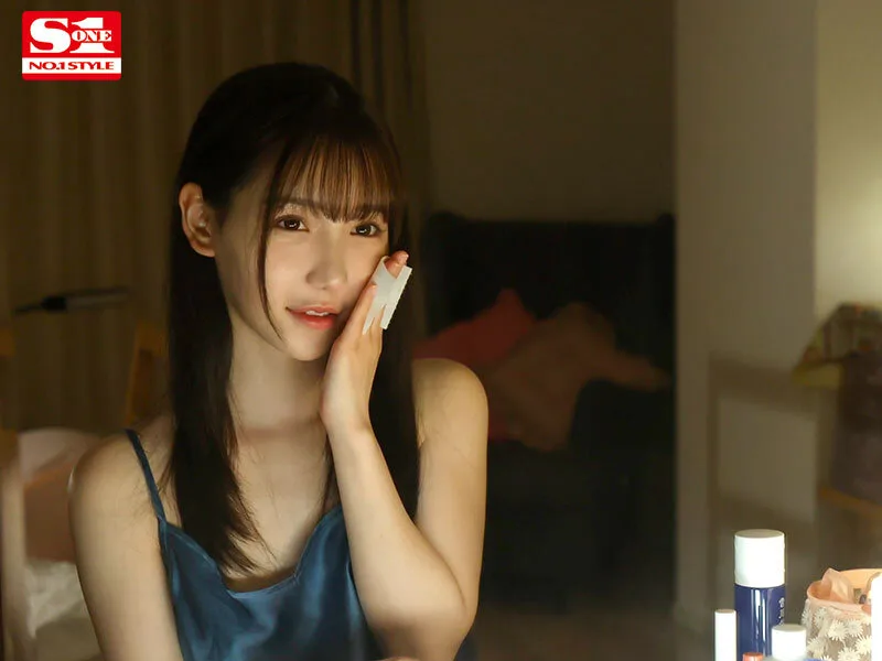 sone00443 三田真鈴 すっぴん 「え…！ 終電なくしたんですか！？ 私の家泊まりますか？」会社の美人後輩の誘いに乗ったらすっぴんと無防備な部屋着に僕は理性吹っ飛び… 三田真鈴 サンプル7